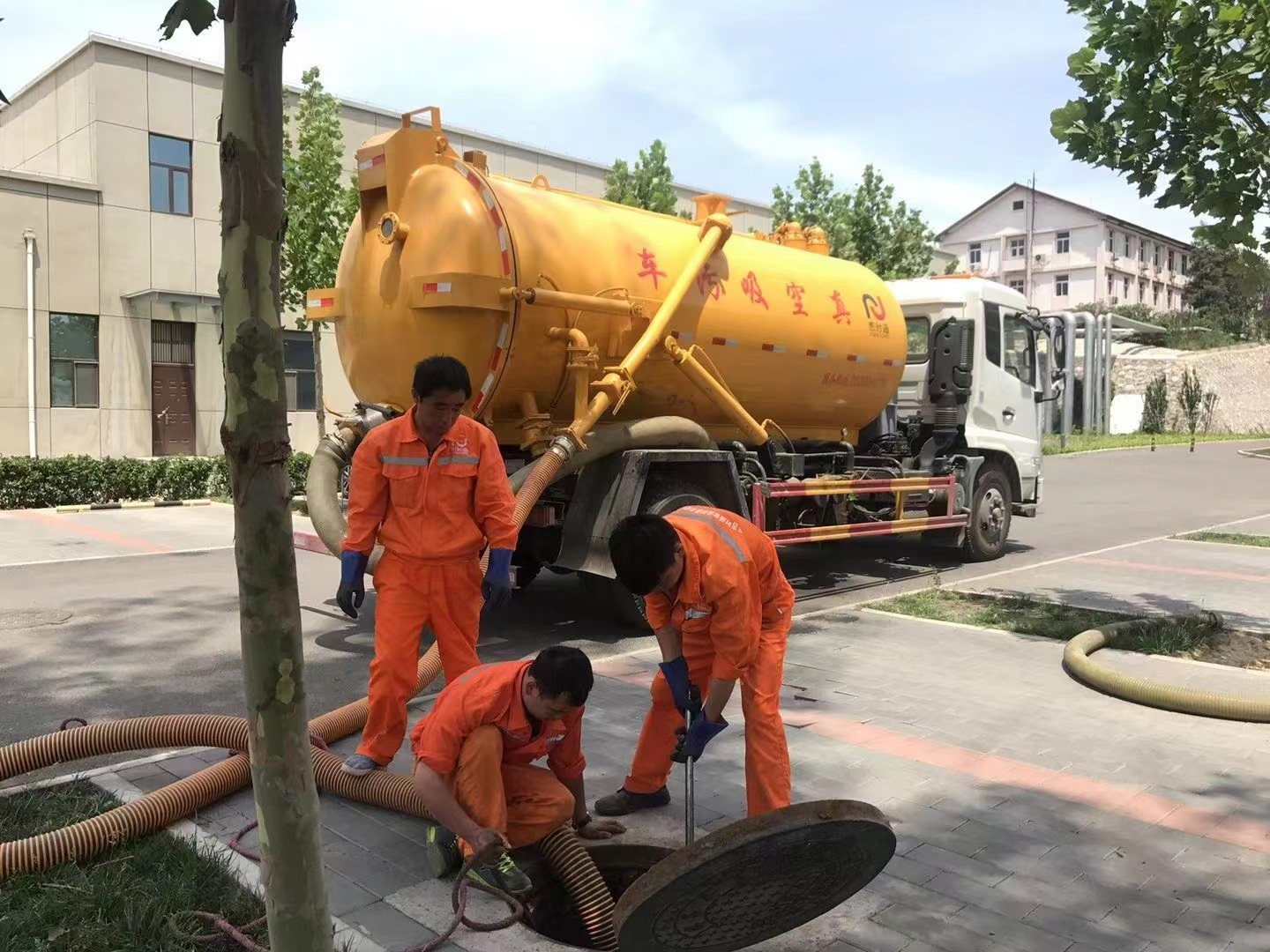 康定管道疏通车停在窨井附近