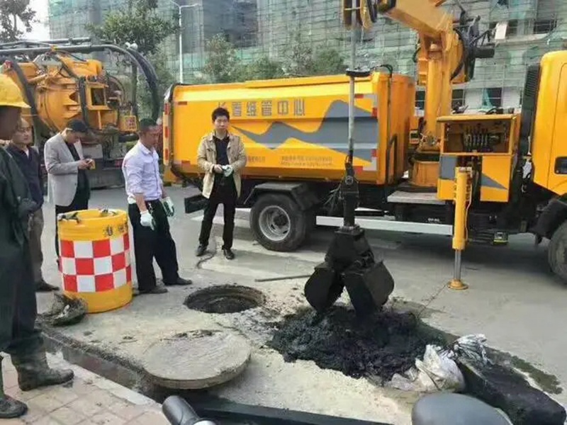 康定街道：网格员化身“清道夫”，为民解忧疏通“堵心”化粪池