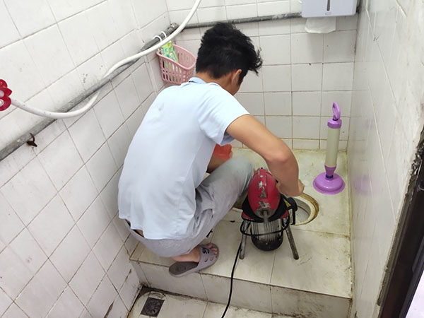 康定肥皂掉到马桶里把马桶堵住了怎么办？马桶堵住了怎么办