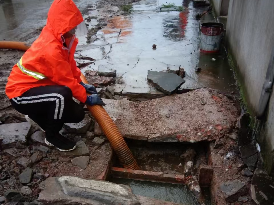 康定专业清理污水池 炜誉市政以规范流程守护城市 “肠道”