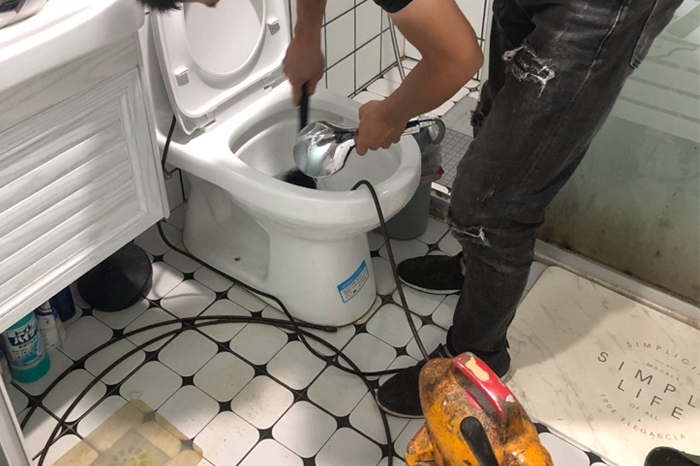 康定马桶堵塞自己疏通还是找师傅?专业上门服务让你省时更省心